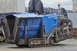 V�gele Super 800 i, Asphaltfertiger wartet auf ihren Einsatz, nahe einer Stra�enbaustelle.