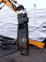 Ein Abbruchgerät an einem Liebherr-Hydraulikbagger auf dem Gelände des Bergwerks Auguste Victoria 3/7 in Marl beim Tag der offenen Tür am 9.