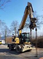 =CAT 322F des Bauunternehmens RÄUBER steht auf einer Baustelle in Petersberg-Marbach im März 2022