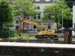 Liebherr Zweiwegebagger Litronic 900 am 28.05.15 in Mainz Hbf vom Bahnsteig aus fotografiert