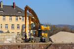 Liebherr LH60 Umschlagbagger am 07.03.26 im Bayernhafen Aschaffenburg von einer Straße aus fotografiert