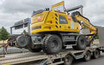 =Liebherr 922 rail Zweiwegebagger steht verlastet auf einem Transportanh�nger, 07-2026