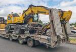 =Liebherr 922 rail Zweiwegebagger steht verlastet auf einem Transportanh�nger, 07-2026