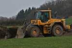 Volvo L120F Radlader, genießt das Wochenende, an einer Baustelle.