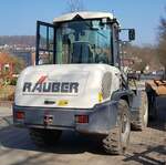 =Terex-Radlader des Bauunternehmens RÄUBER steht auf einer Baustelle in Petersberg-Marbach im März 2022