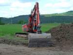 Bagger der Firma  VORWERK  trägt den Mutterboden an der künftigen MIDAL-Trasse in der Gemarkung von 36100 Petersberg-Marbach ab.