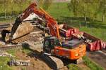 Hitachi Zaxis 300 LC, Raupenbagger, zerlegt einen gro�en Beh�lter.