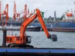 HITACHI-ZAXIS 670LCH werkelt auf einem Arbeitschiff im Antwerpener Hafengebiet;100830