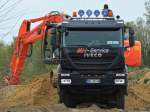 Ein Iveco Takker 410 EEV mit Muldenauflieger wird am 03.04.2014 in Aachen West von einem Hitachi Zaxis 210LC mit Sand beladen.