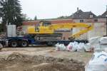 PC 240 NCL-Bagger von der Firma Koch, auf einen Tieflader in Lehrte/Ahltnerstraße, am 23.Juli 2010