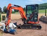 =Kubota U27-4 steht auf einer Baustelle in Langenbieber im Juni 2026