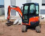 =Kubota U27-4 steht auf einer Baustelle in Langenbieber im Juni 2026