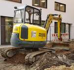 =Wacker Neuson EZ 38 vom Bauunternehmen HAHN steht auf einer Baustelle in Hünfeld, 12-2021