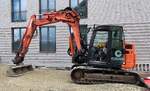 =Raupenbagger der Firma SCHLESER steht auf einer Baustelle in Fulda, 03-2026