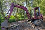 =unbekannter Raupenbagger steht auf einer Baustelle in Taunusstein, 05-2026