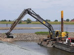 Schaufelbagger Kettenbagger VOLVO EC 360B NLC im Einsatz bei der Uferbefestigung an der Elbe bei Hoopte; 20.06.2016  