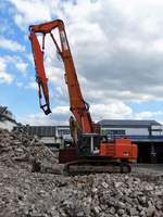 Zaxis Abriss Raupenbagger am 21.05.17 in Frankfurt am Main durch den Bauzaun fotografiert