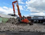 Zaxis Abriss Raupenbagger am 21.05.17 in Frankfurt am Main durch den Bauzaun fotografiert