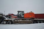 Raupenbagger auf Tieflader am 19.12.2010.