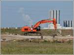 Bei einer Charterfahrt durch das Hafengebiet von Antwerpen habe ich diesen Zaxis 470 LCH Raupenbagger fotografiert.  24.03.2012