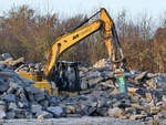 Noch jede Menge Arbeit vor sich hat der Kurzheckbagger Zeppelin Cat 325, so gesehen Ende Dezember 2025 in Hattingen.