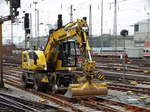 Liebherr 922 Rail Zweiwegebagger am 18.02.17 bei Bauarbeiten in Frankfurt am Main Hbf vom Bahnsteig aus fotografiert.