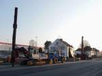 Ein Radlader und zwei Rammen auf einer Straßenbaustelle in Krefeld (22.02.11)