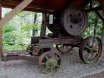 STEINBRECHER oder  Schotterquetsche  wurde von Traktoren/Dampfmaschinen bis Ende der 1950iger Jahre angetrieben, und im Straßenbau zum Zerkleinern von herangeschafften Felsbrocken eingesetzt,