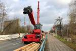 Ein Manitou Gabelstapler steht auf der Zscherbener Straße in Halle (Saale) während der kürzlichen Brückensanierung.