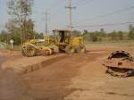Der CATERPILLAR 140G Grader bei der Arbeit im Straßenbau bei Nong Khai im Nordosten Thailands am 10.02.2011