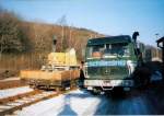 Mercedes-Benz 1619 mit Atlas Autokran nach dem berladen eines Schliesing Holzzerkleinerers auf einen Plattformwagon der Erzgebirgsbahn in Burghartsdorf anfang der 1990er Jahre.