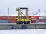 KALMAR; Portalhubwagen ESC350 (Hubkapazität 50t); eilt mit einem 40' Container im Hafen von Antwerpen zu dessen Bestimmungsplatz; 110830