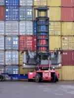 Kalmar-Stapler hebt einen 20-Fu Container auf einen Sattel-Auflieger. 05.10.2012