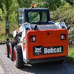Der Hintern eines Bobcat S510 Kompaktladers, so gesehen im September 2025 in einem Hattinger Gewerbegebiet.