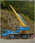 Mit Hilfe dieses Autokrans werden Arbeiten über dem Eisenbahn Tunnelportal in Clervaux Felsbefestigungsarbeiten durchgeführt.