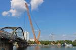 Wiesbauer TEREX Rauppenkran am 30.07.19 in Stockstadt am Main auf einer Brückenbaustelle von Ufer aus fotografiert 