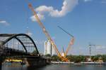 Wiesbauer TEREX Rauppenkran am 30.07.19 in Stockstadt am Main auf einer Brückenbaustelle von Ufer aus fotografiert 