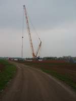Ein Raupenkran am 13.04.10 bei Schneck auf einer Windkraftanlagenbaustelle.