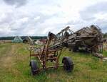 neben dem G�lleh�nger abgestellt  ein altes F�rderband, Rubkow, 19.08.26  gegen   10:00 Uhr.