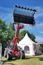=Weidemann Teleskoplader steht auf einer der Ausstellungsflächen beim Bürgerfest  200 Jahre Landkreis Fulda  auf dem Gelände von Schloß Fasanerie im Juni 2022