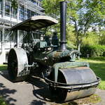 Dampfwalze der Firma Maffei aus den 1920er Jahren, steht als technisches Denkmal am Rathaus in Freiburg-Stühlinger, Sept.