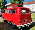 =VW T 2 als Campingbus, ausgestellt bei der Oldtimerausstellung bei Schloss Fasanerie, 06-2025