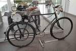 =Fahrrad mit DKW-Hilfsmotor Marke EDELWEISS, Bj. 1921, 118 ccm, 1 PS. Von diesem Motor wurden zwischen 1919 und 1922 ca. 30000 Stück gebaut, die Motorleistung stieg später auf 2,25 PS.