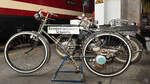 Ein Fahrrad mit Hilfsmotor ist im Mecklenburgischen Eisenbahn- und Technikmuseum Schwerin ausgestellt. (März 2022)