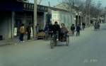 28.02.1993 in Suzhou / China. Das Strassenbild ist noch frei von Autoverkehr. Die Menschen sind zu Fuß oder per Fahrrad unterwegs, so wie hier eine Fahrradrikscha der allerprimitivsten Bauart.