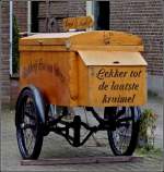 Fahrrrad mit Verkaufswagen als Werbeträger vor eine Bäckerrei in Prinsenbeek.