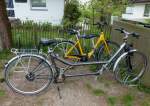 Tandemrad anthrazit grau Fahrrad zur Nutzung von 2 Personen auf Amrum abgestellt 18.05.2015
