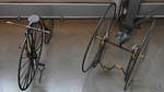 Ein Hochrad aus Holz und das 1885 entstandene Otto Safety Bicycle. (Verkehrszentrum des Deutschen Museums München, August 2020)