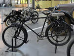 Dieses Fahrrad mit Hilfsmotor war Mitte August 2020 im Verkehrszentrum des Deutschen Museums in München ausgestellt.