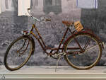 Dieses 26-Zoll Rixe Damenrad mit Doppelscheinwerfer wurde Mitte der 50er Jahre des letzten Jahrhunderts gebaut und vertrieben. (Heimatmuseum  Unser Fritz  Herne, August 2021)